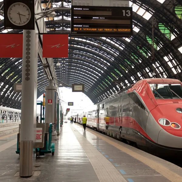 635703155760341663-italy-milan-train-041615-az